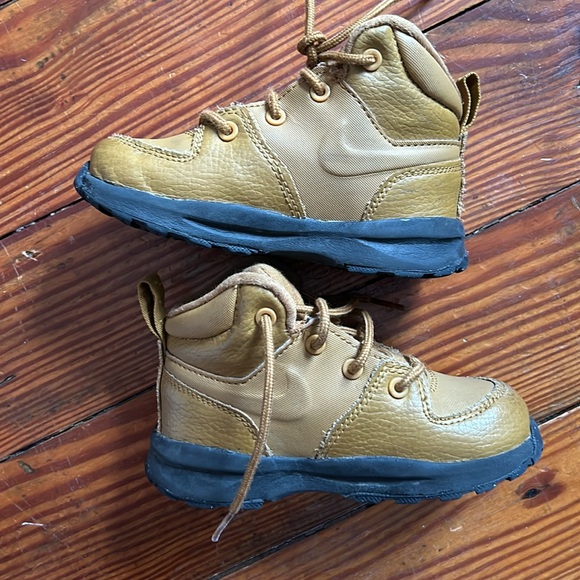 BOYS' TODDLER NIKE MANOA LEATHER BOOTS Color
Wheat/Wheat/Black - BQ5374 700 - Picture 3 of 4